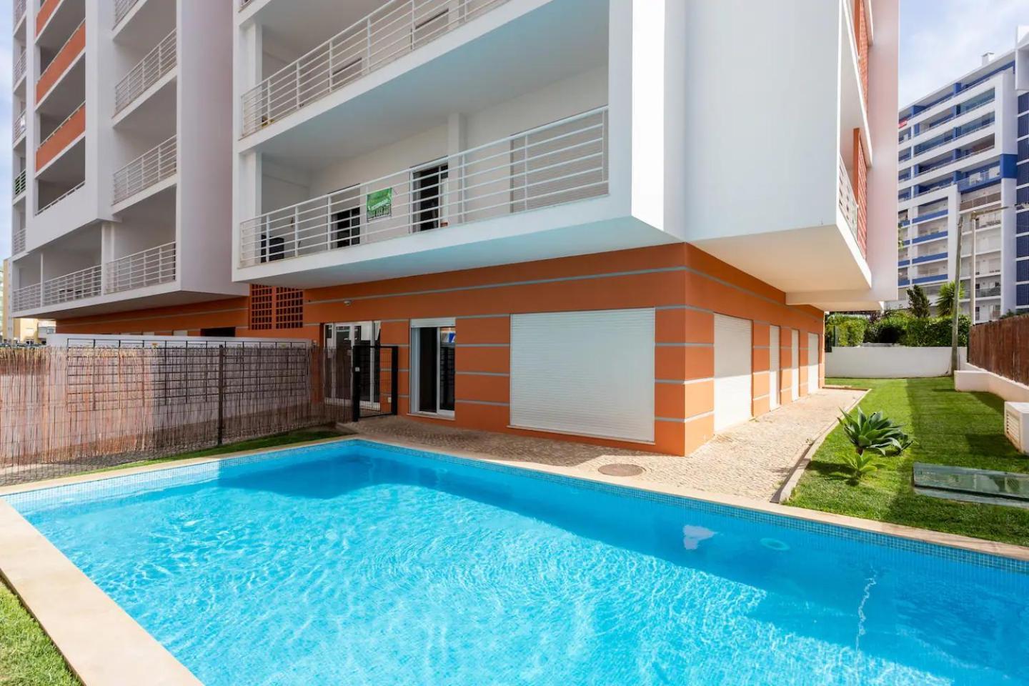 Apartment Luxury 5 Min Beach With Balcony, Pool, Wifi, Ac, Smarttv *